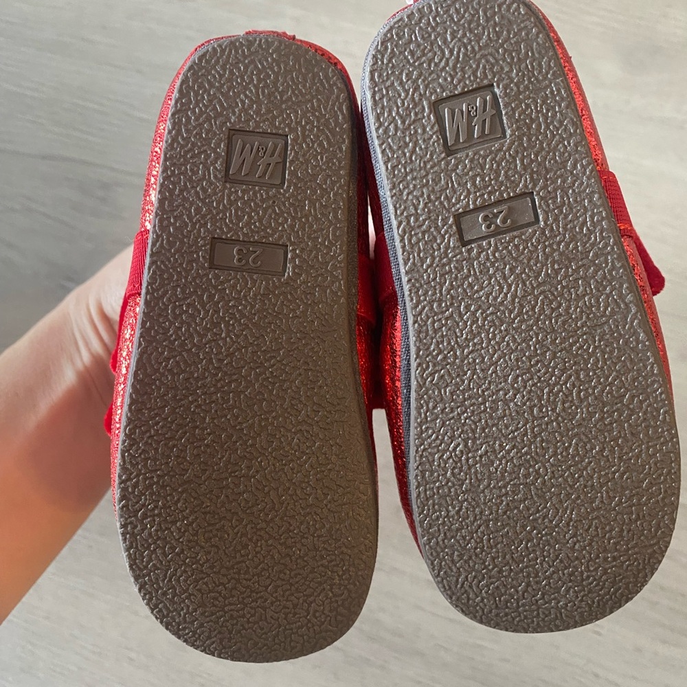 H&M Kids Sparkly Red Shoes with Velvet Bow - Picture 4 of 6
